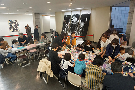 現代美術展でワークショップ